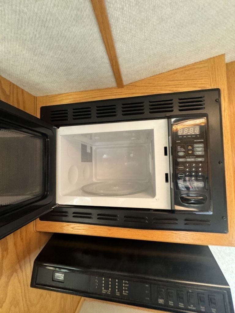 2004 SilverLite 8210 2H Living Quarter - Image 16
