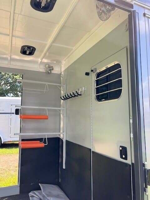 2023 Hawk 2H Gooseneck w/Side Ramp & Weekender Dress - Image 12
