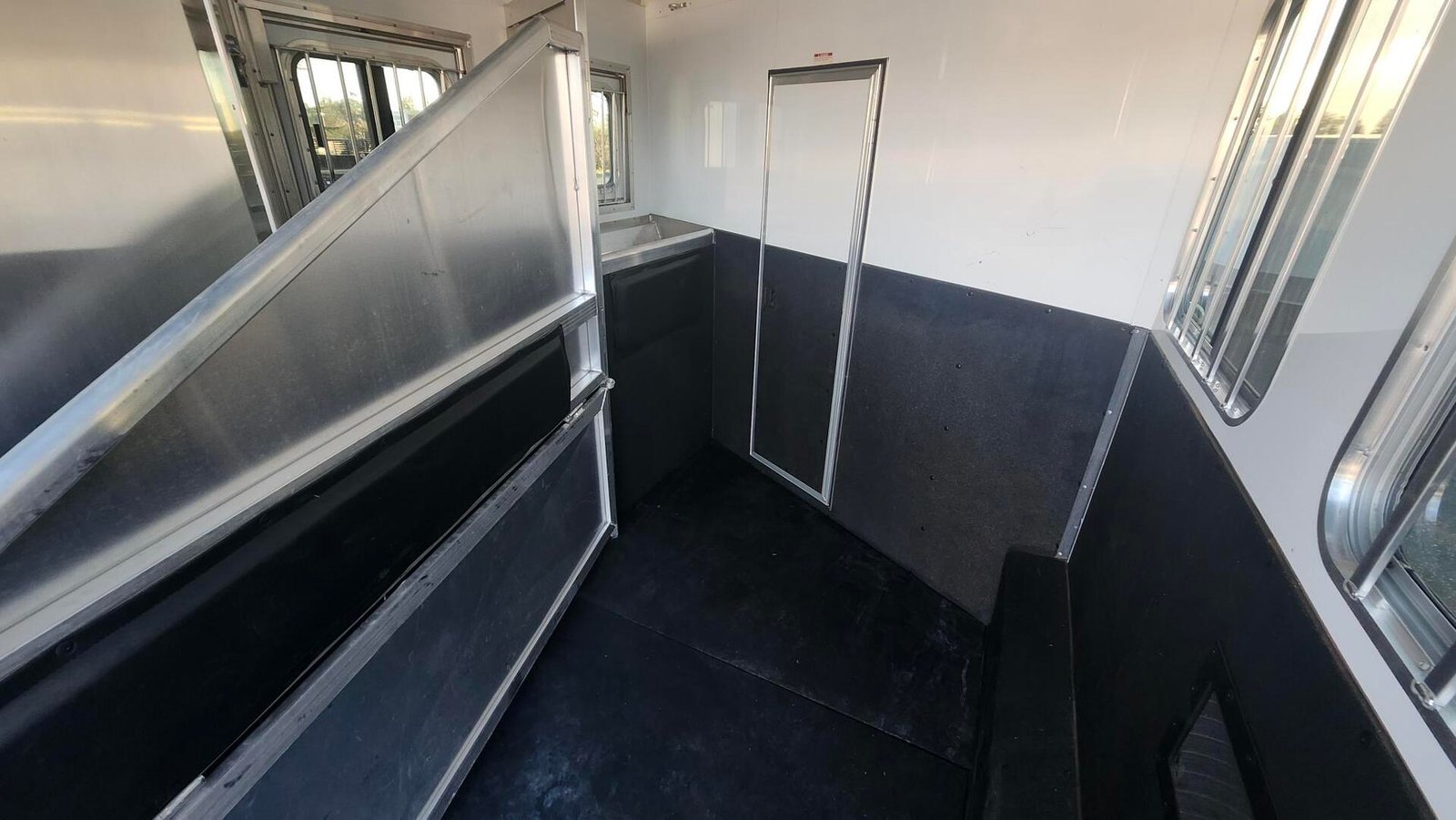 2017 Exiss Trailers LQ 2H ENDEAVOR 8210 - Image 7