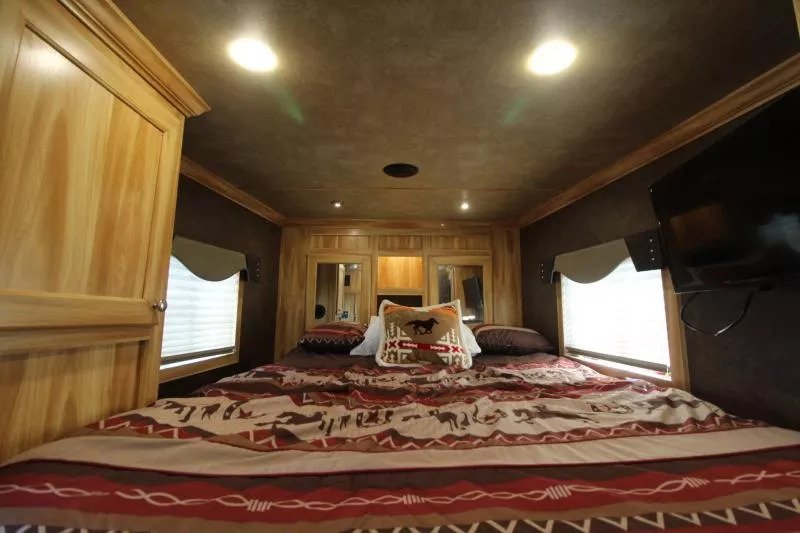 2022 Exiss Escape 7204 2 Horse Weekender 4ft Living Quarters - Image 5