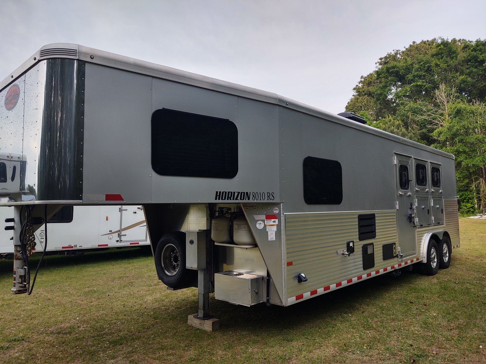 2018 Sundowner 8010 RS 3 Horse Gooseneck Trailer - Image 2